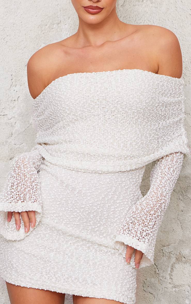 Crème Robe Courte Texturée À Épaules Dénudées Et Manches Évasées Longues