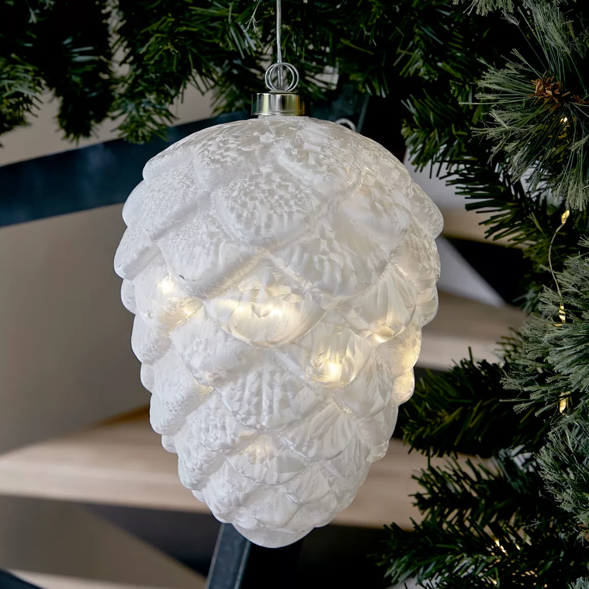 Pomme de pin lumineuse à piles 15 LED (H21 cm) Glacée blanc chaud