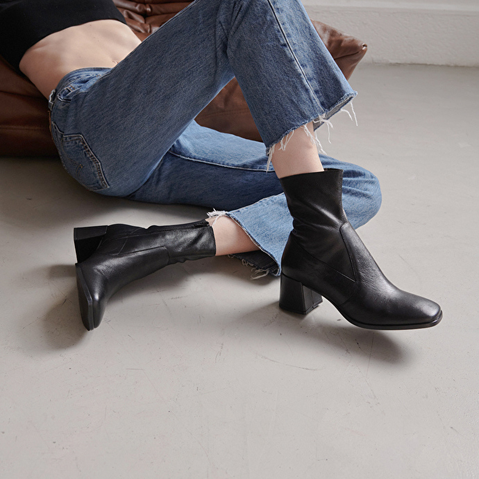 Bottines à bouts carrés  en cuir vieilli noir