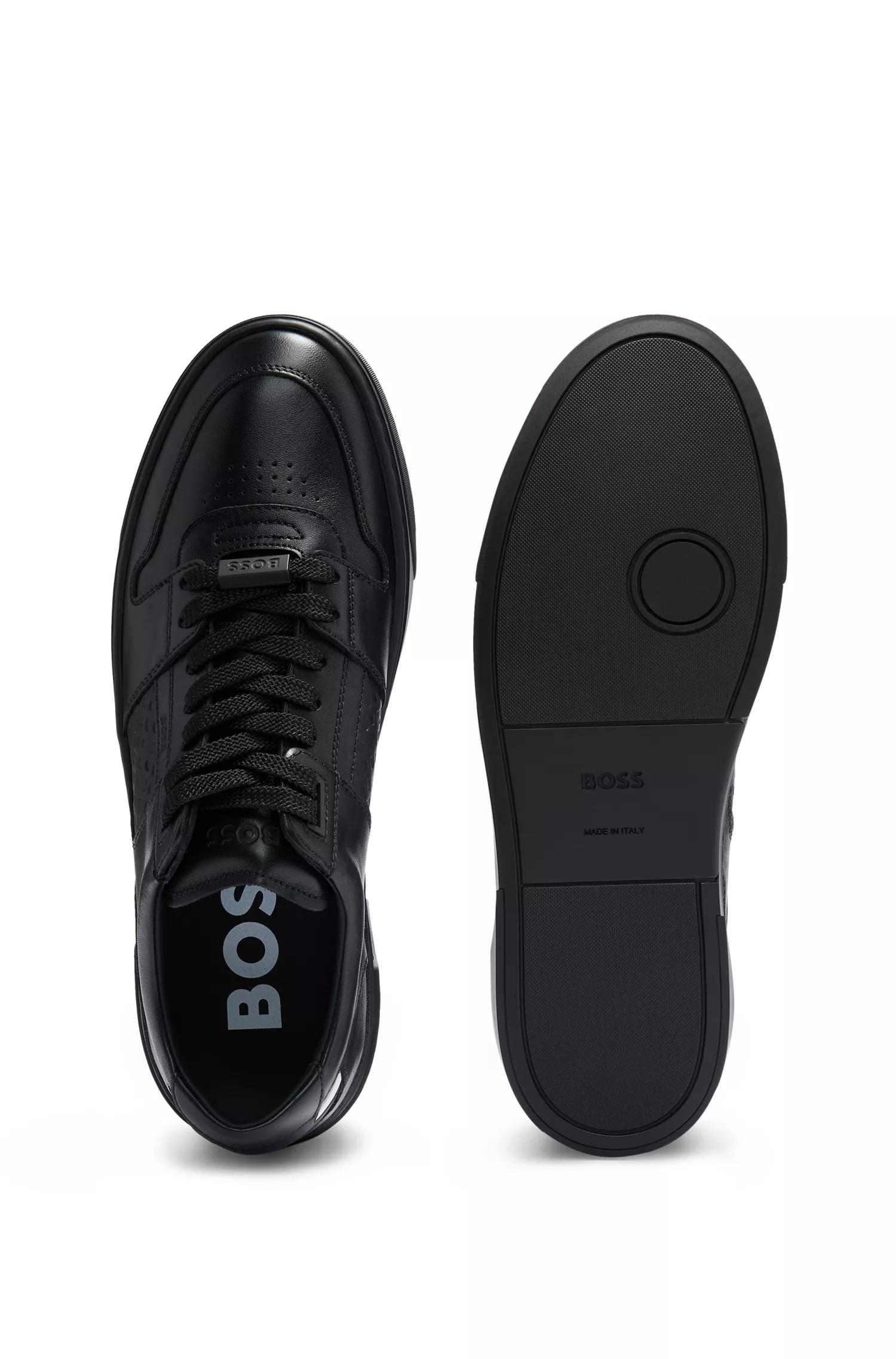 Tênis BOSS de couro preto com cadarço e detalhes de monograma.