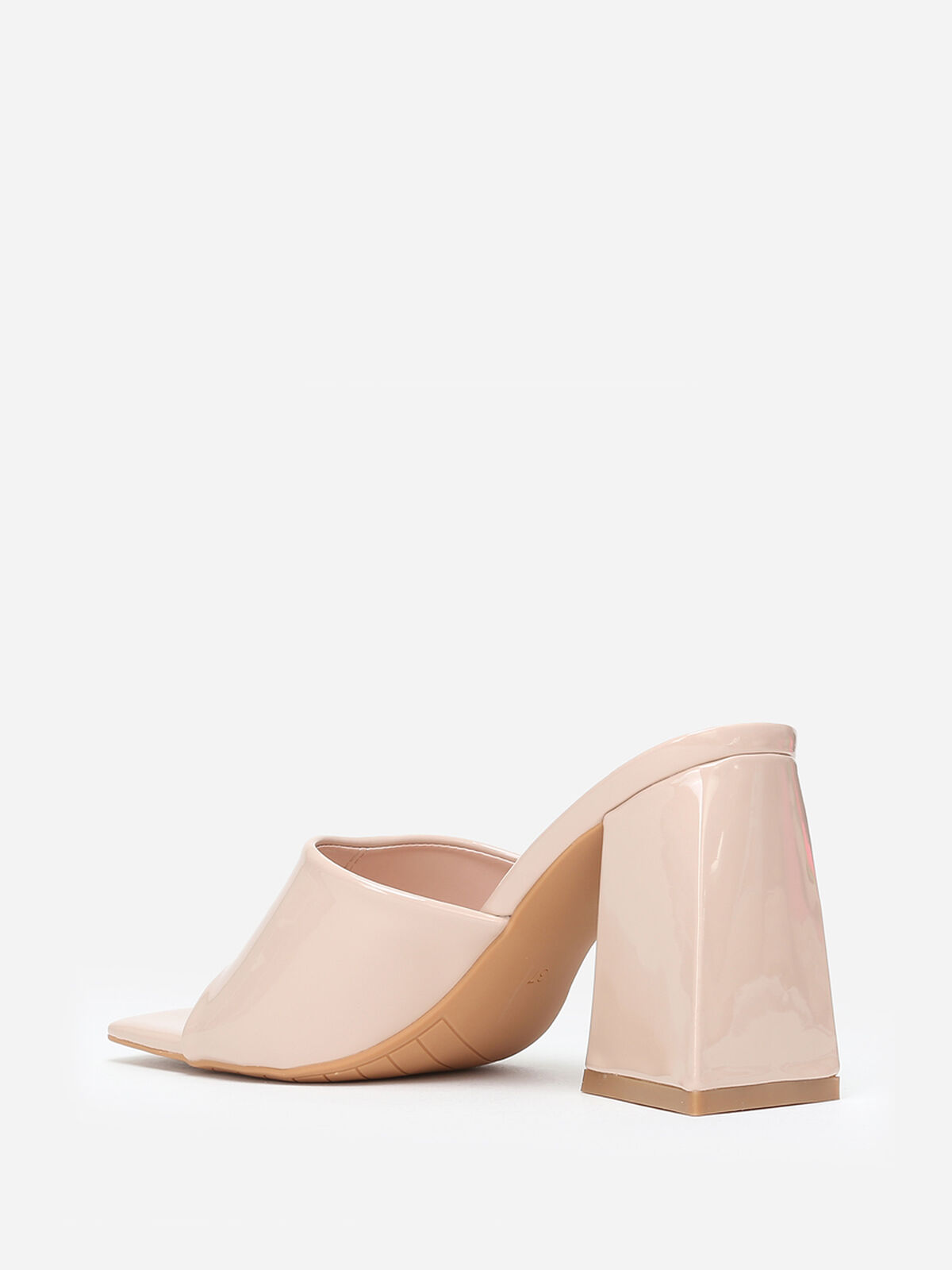 Mules vernies à talon en triangle- Beige