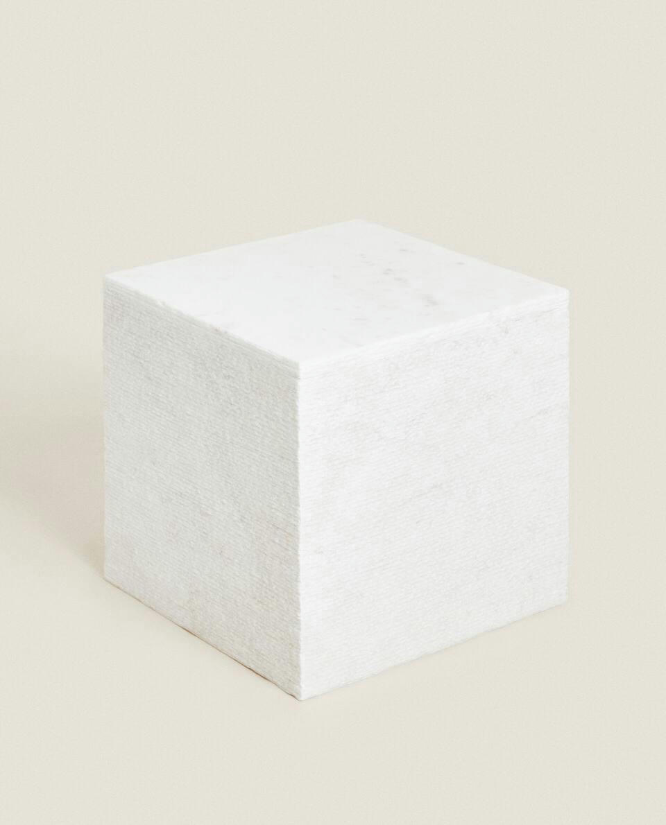 MESA LATERAL CUBO DE MÁRMORE X STUDIO NICHOLSON
