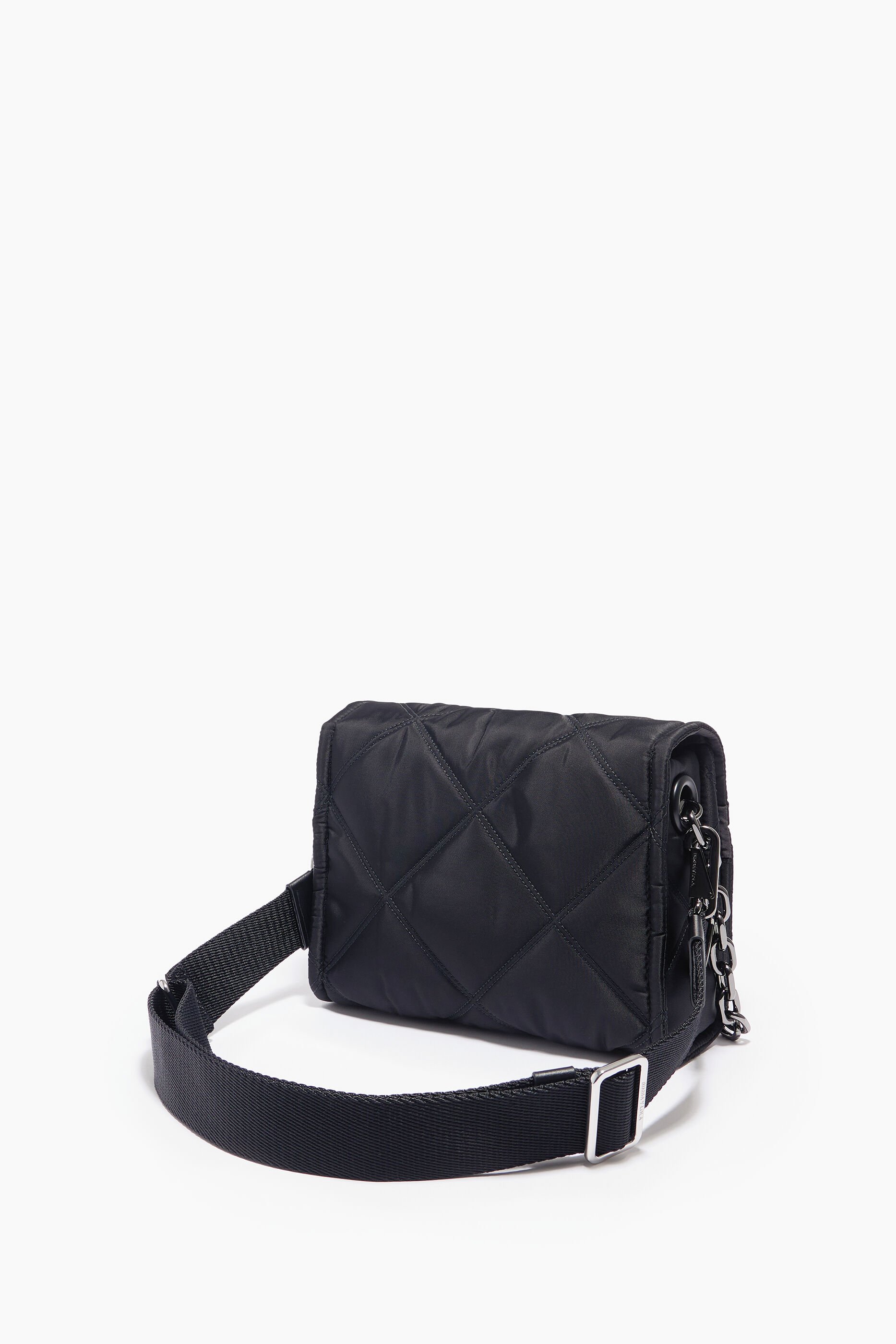 Bolsa de ombro M em nylon com aba, preta.