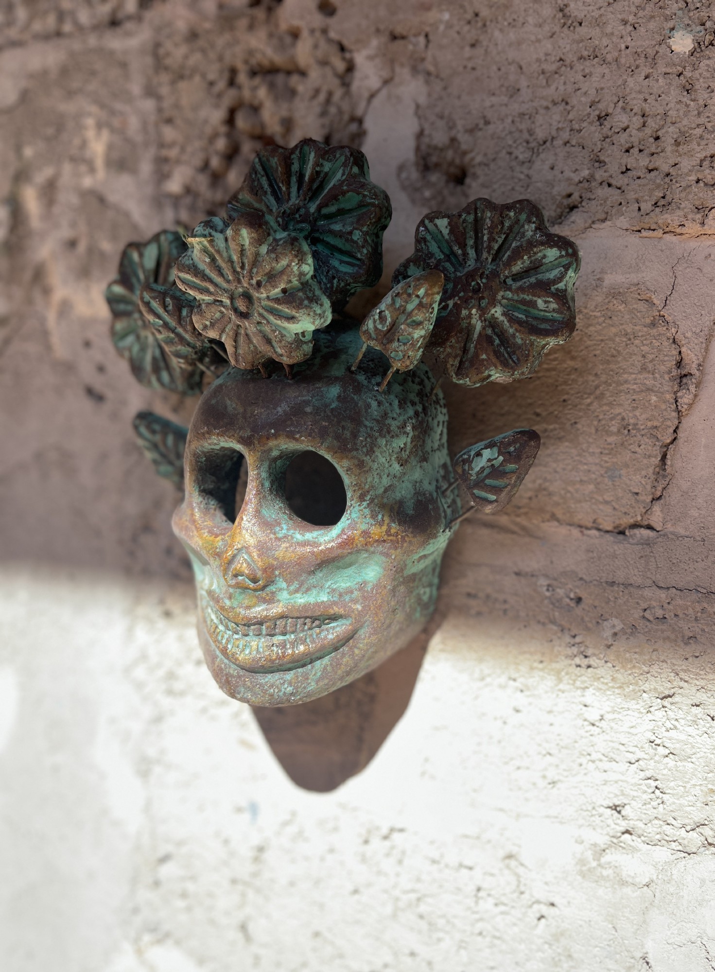 Totenkopf-Maske 'Catrina Redonda', aus Terrakotta, grün, braun, H 23 cm, B 23 cm, L 7 cm von fischer's lagerhaus