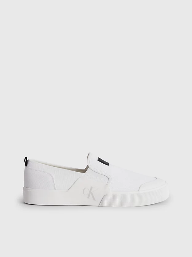 Sapatos sem cadarço feitos de lona reciclada