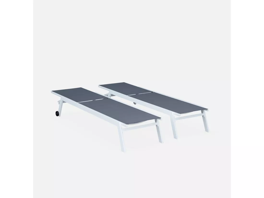 Lot de 2 bains de soleil ELSA en aluminium blanc et textilène gris. transats multi positions avec roulettes