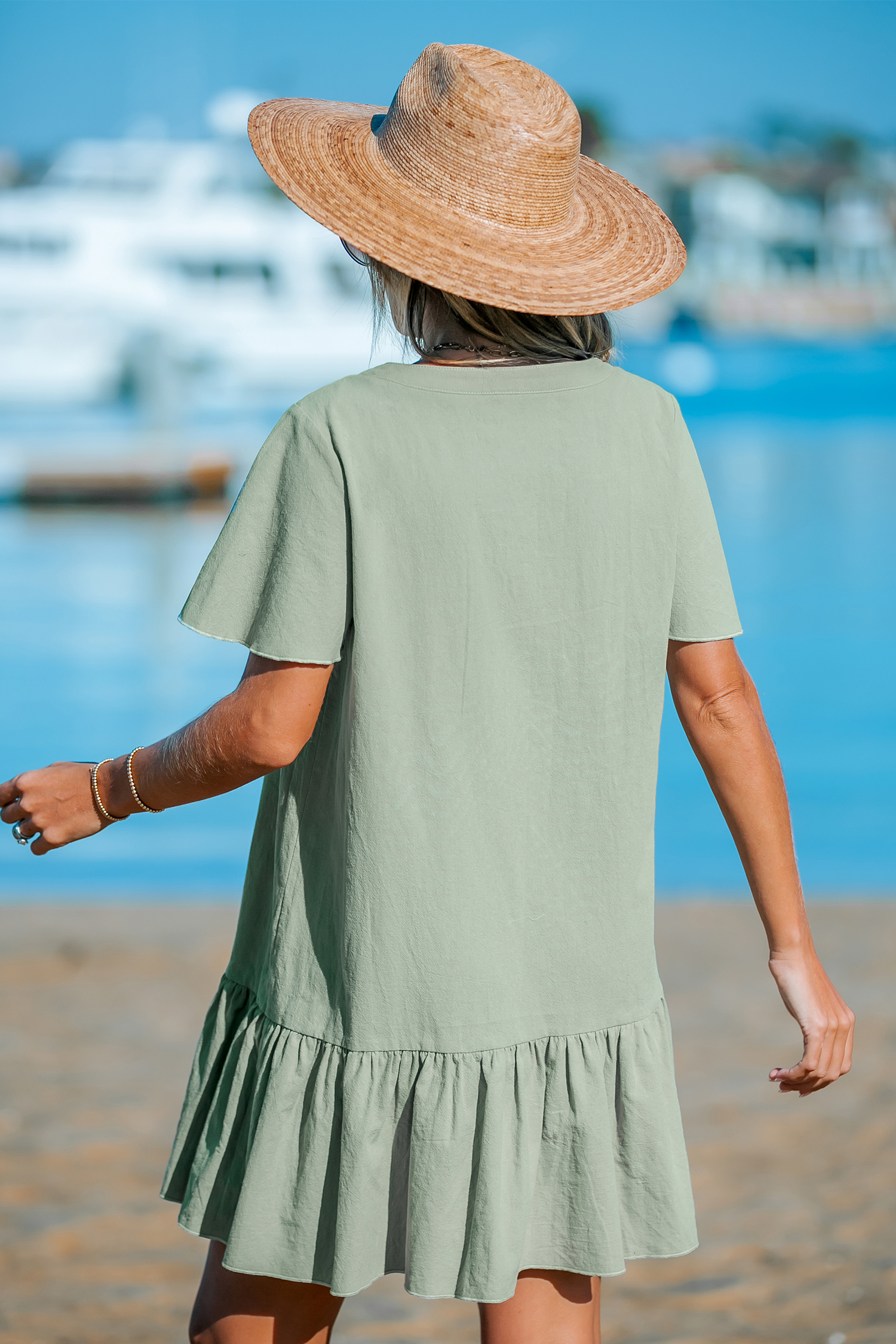Robe en pur coton avec col en V et boutons à volants