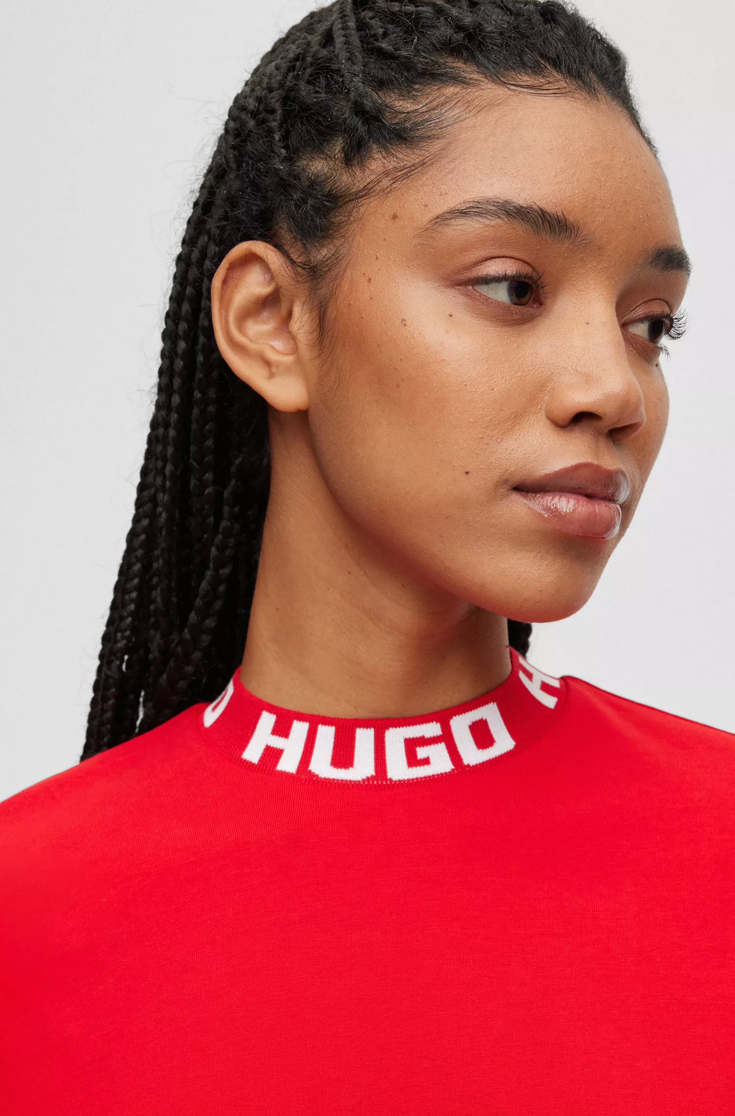 Camiseta HUGO vermelha em malha de algodão, modelagem relaxada, com gola com logo.