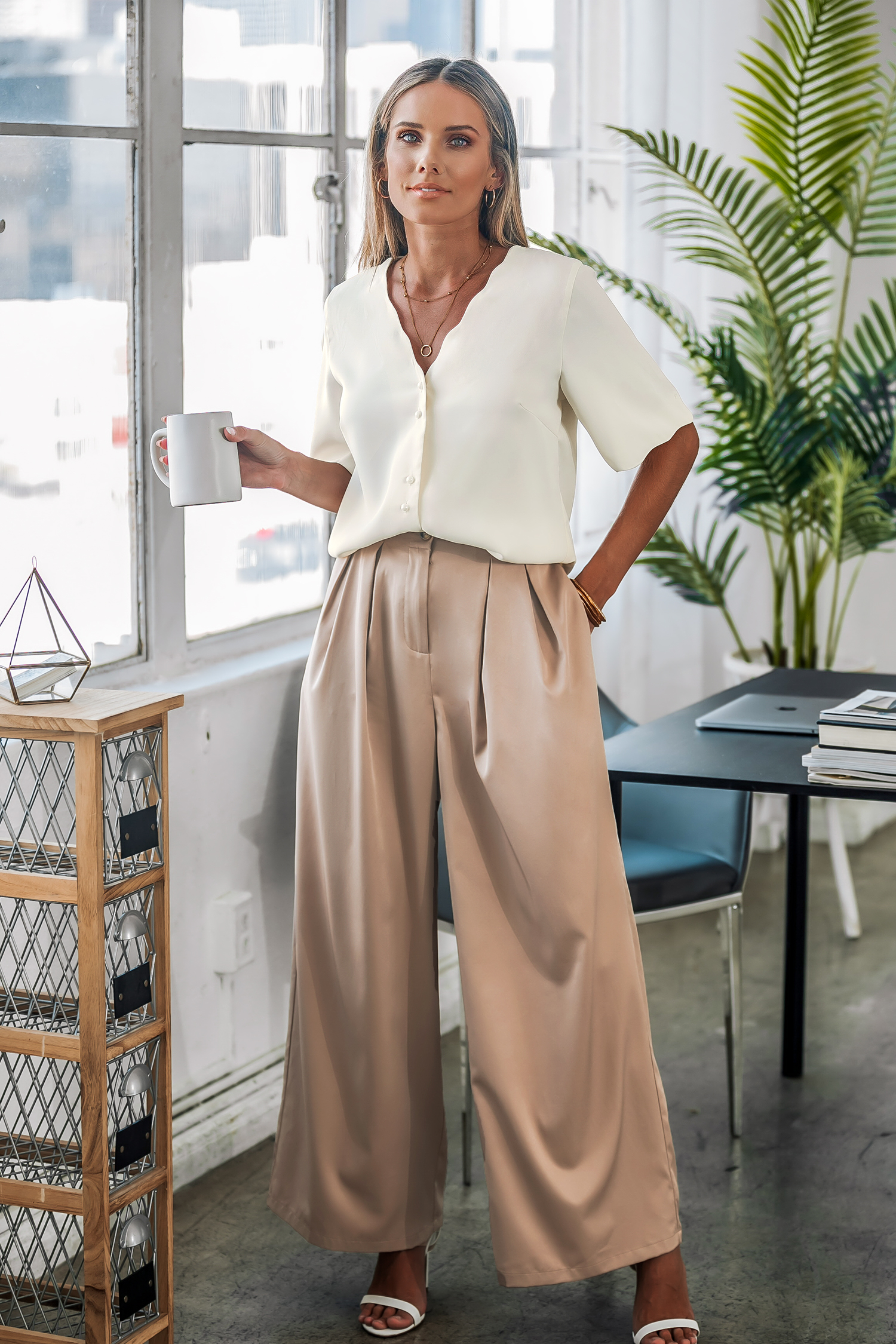 Haut à manches courtes et col en V festonné
