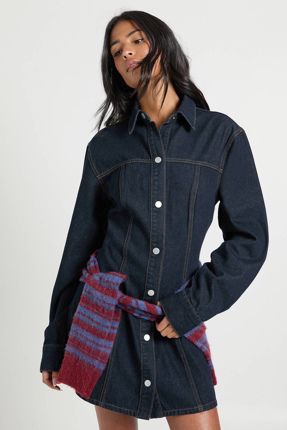 boohoo Robe en jean à manches longues, taille cintrée, version grande taille
