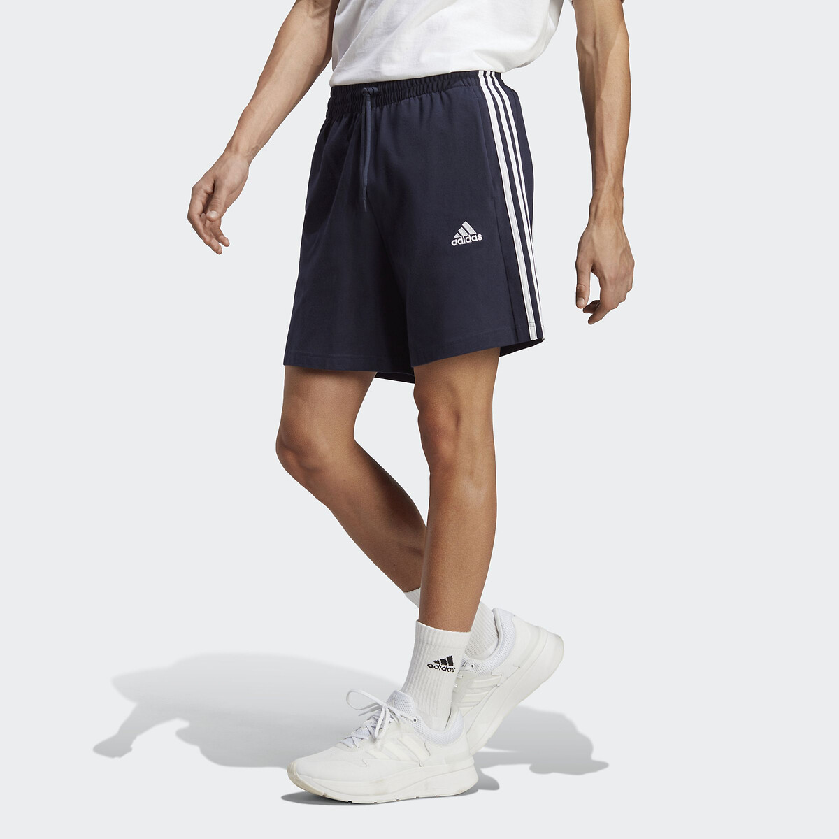 ROUPAS ESPORTIVAS ADIDAS<br>Shorts de corrida com listras finas