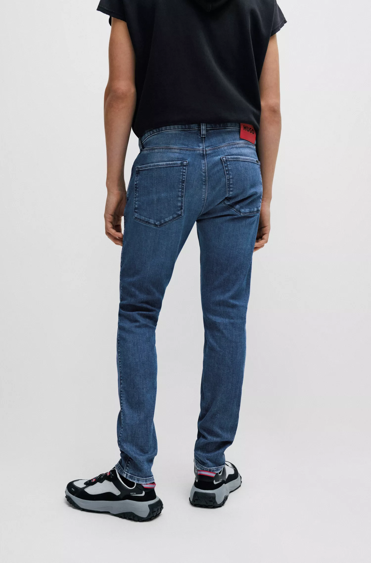 Calça jeans HUGO vermelha, extra slim fit, em denim azul com elasticidade confortável.
