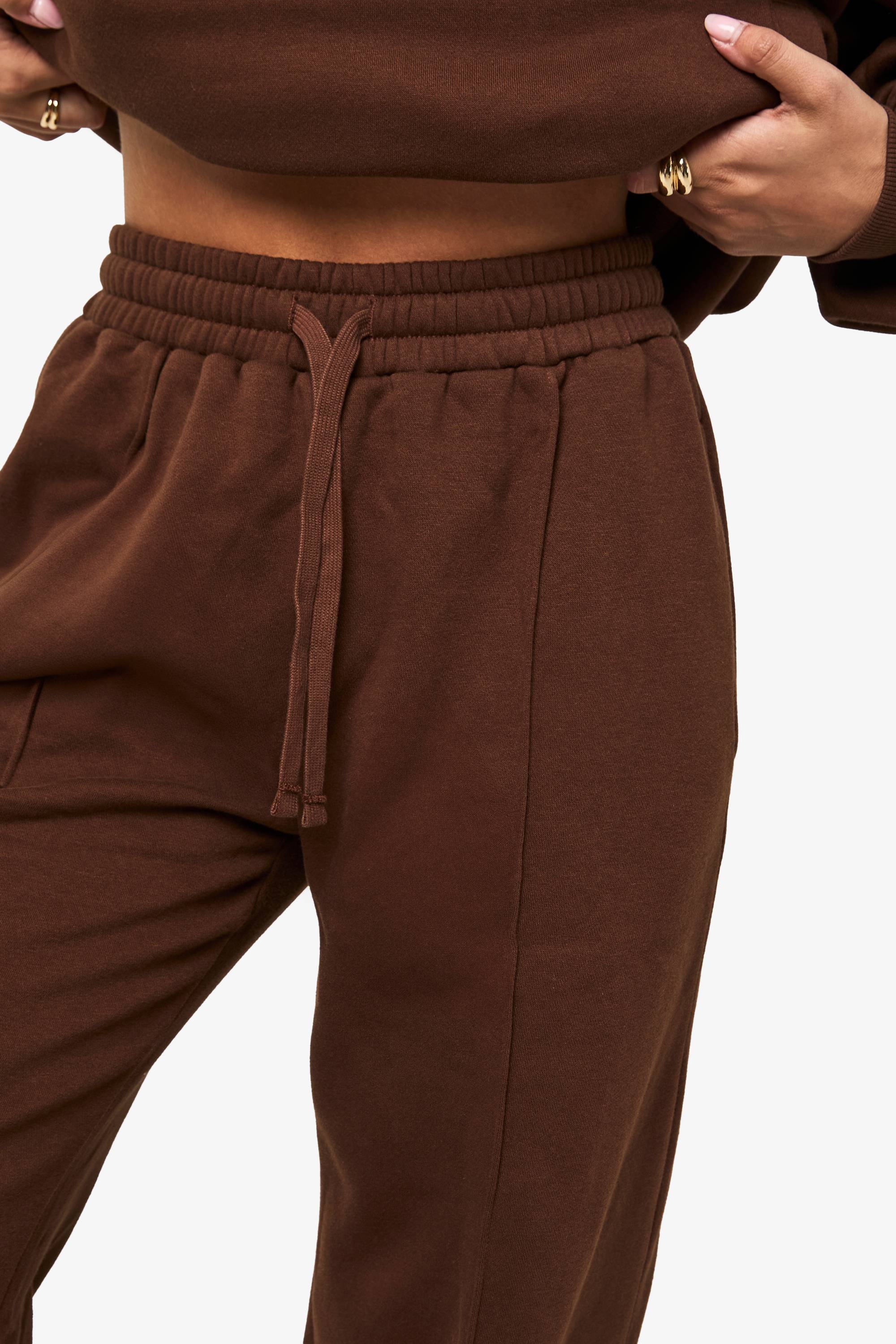 boohoo Jogger à détails en pin­tuck pour grandes tailles, ceinture profonde et jambes larges