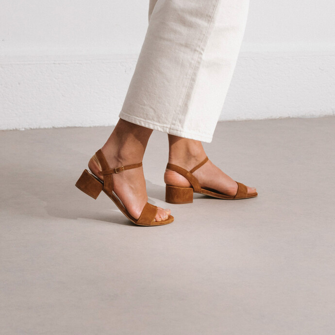 Sandales à talons carrés  en velours cognac