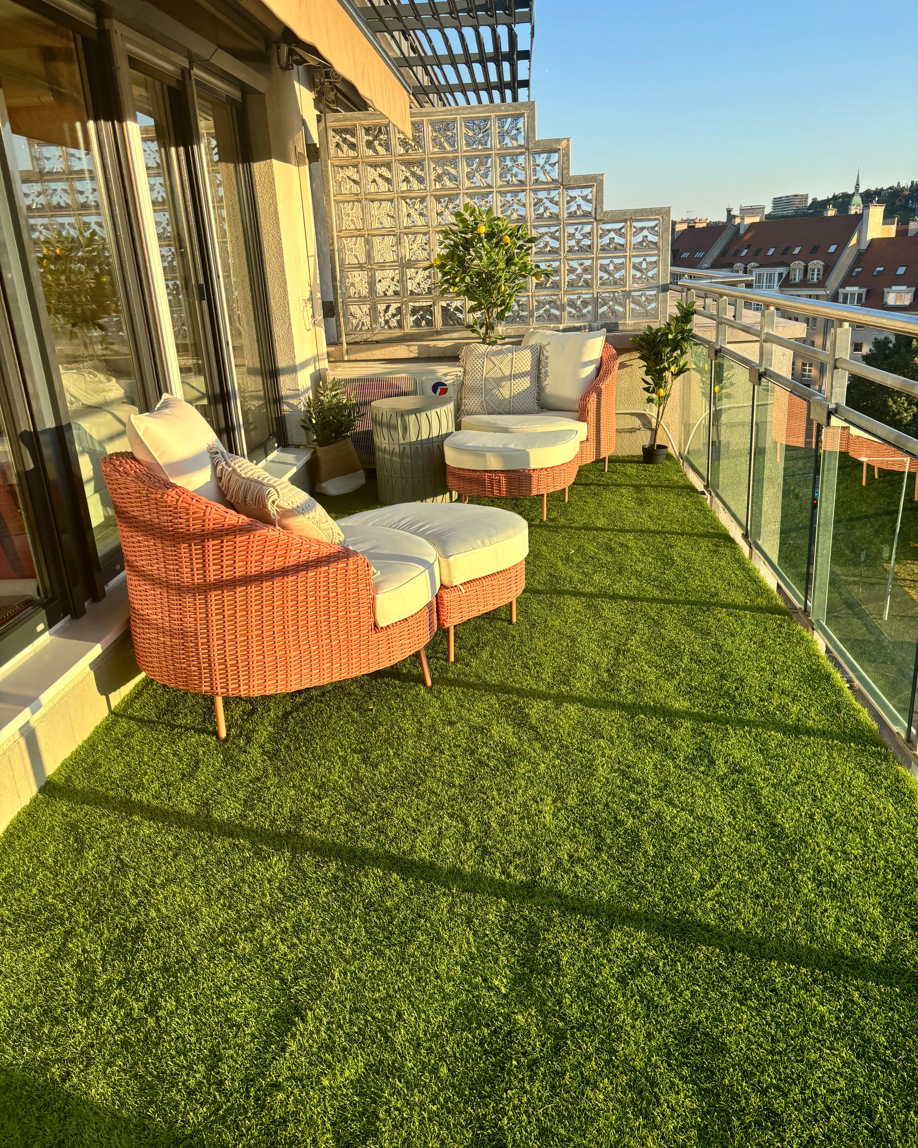 Tuinfauteuil met voetenbank ARCILLE PE rotan Perzikroze