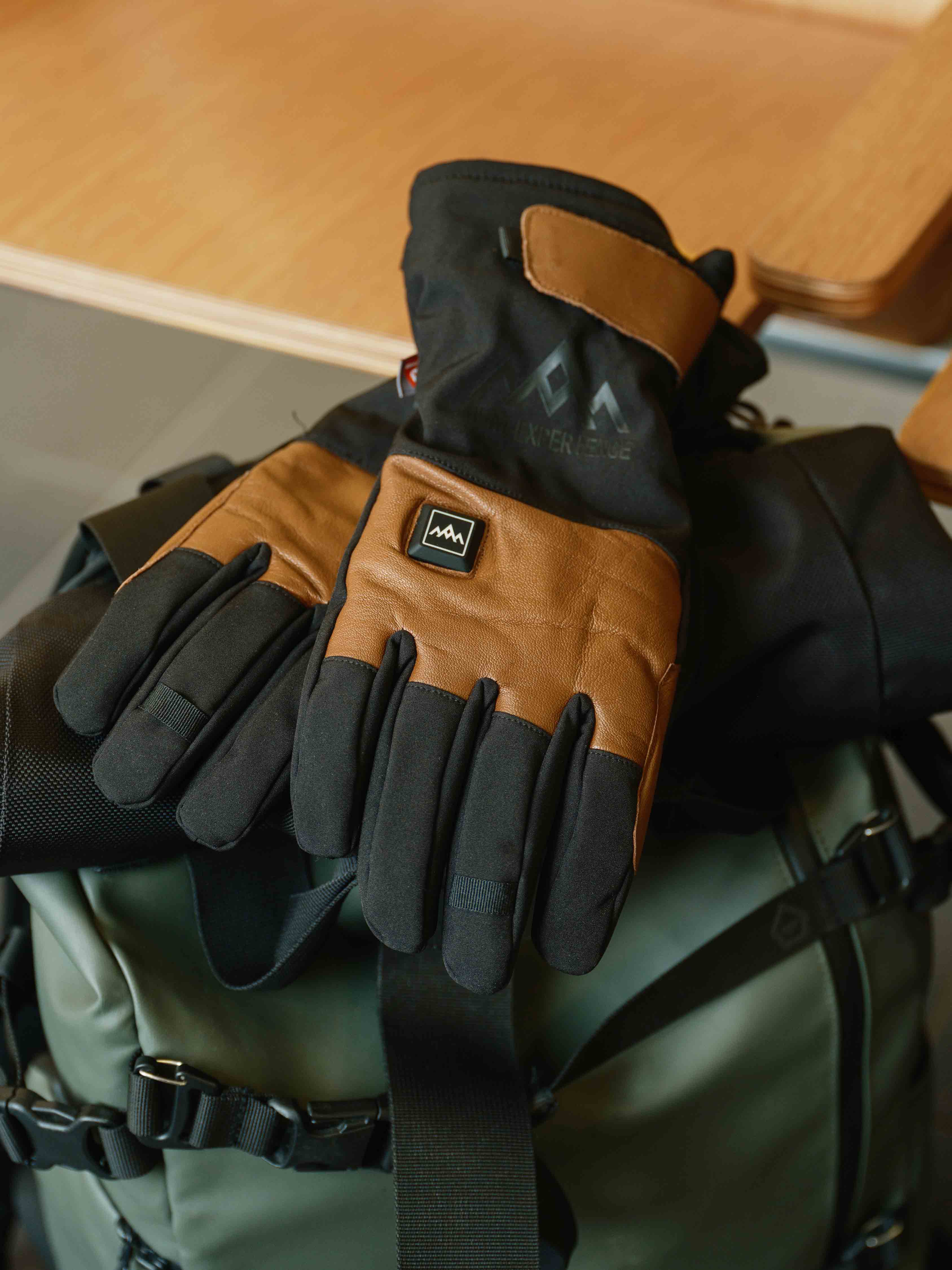 Heated Outdoor Gloves Brown/Black