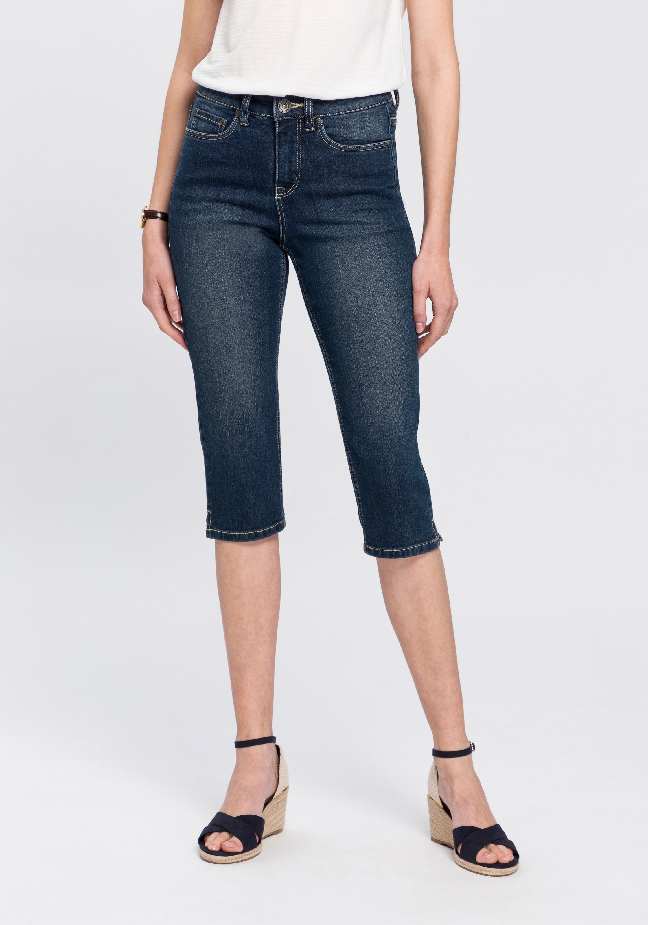Arizona Caprijeans »mit Schlitz am Saum«, schmale Passform,  mit stylischen Nieten,  hohe Taille
