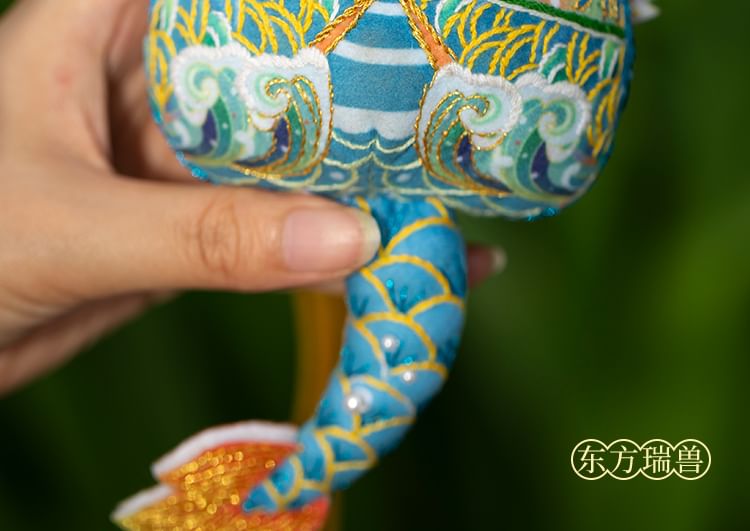 Embroidery Kingdom - DIY borduurpakket met hangende decoratie in de vorm van een draak (verschillende ontwerpen)