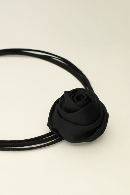 Zwarte koord choker met satijnen bloem