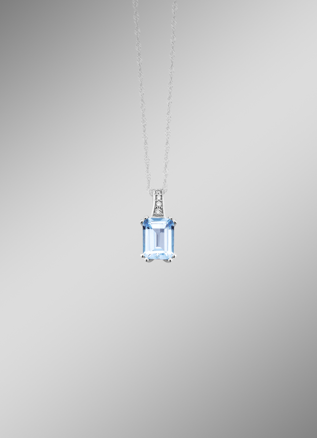 Anhänger mit Brillanten und Blautopas