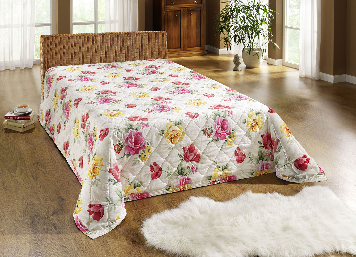Tagesdecke und Kissenbezüge mit Blumenmotiv
