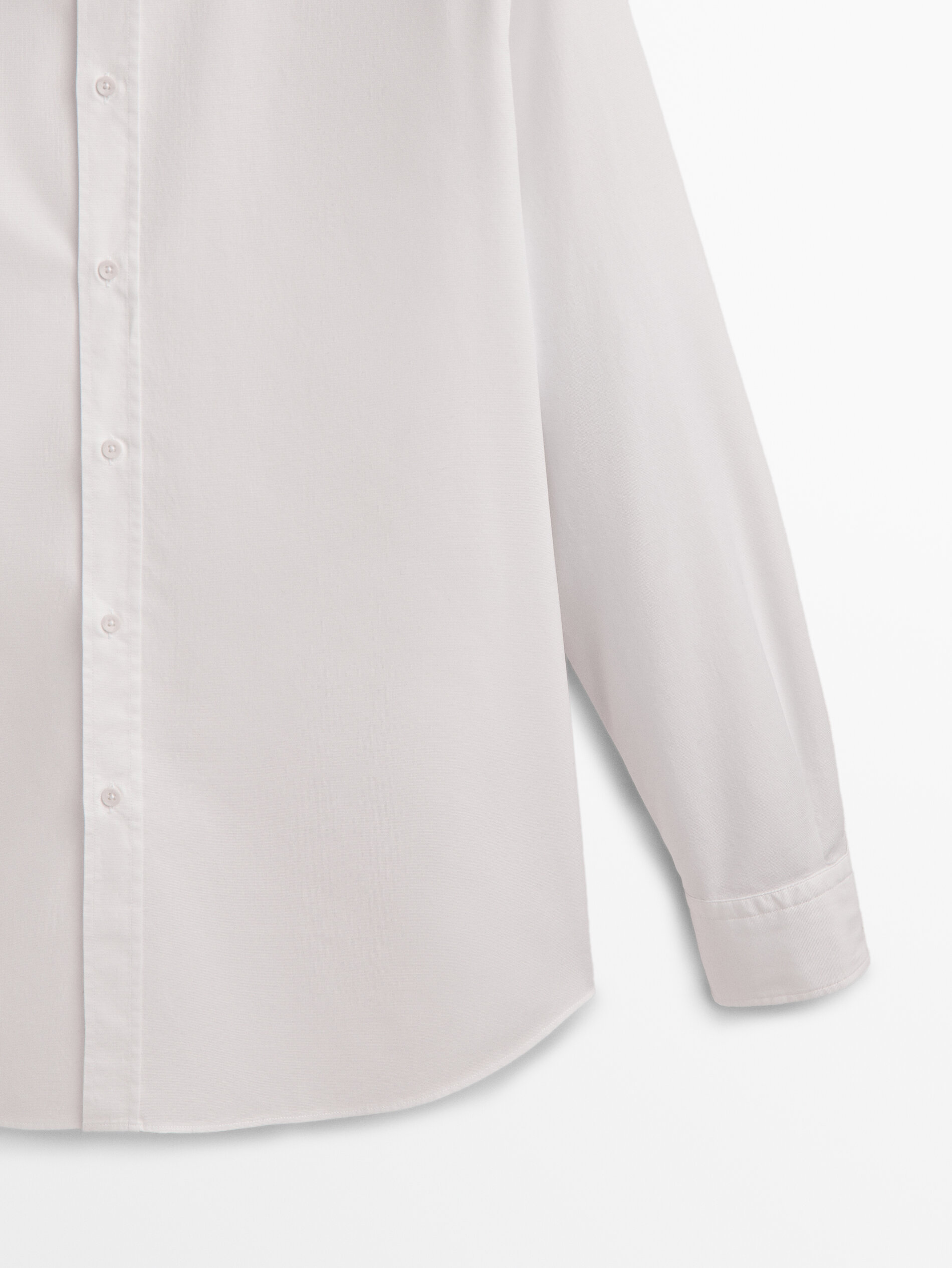 Camisa branca de algodão com microtextura e modelagem regular.