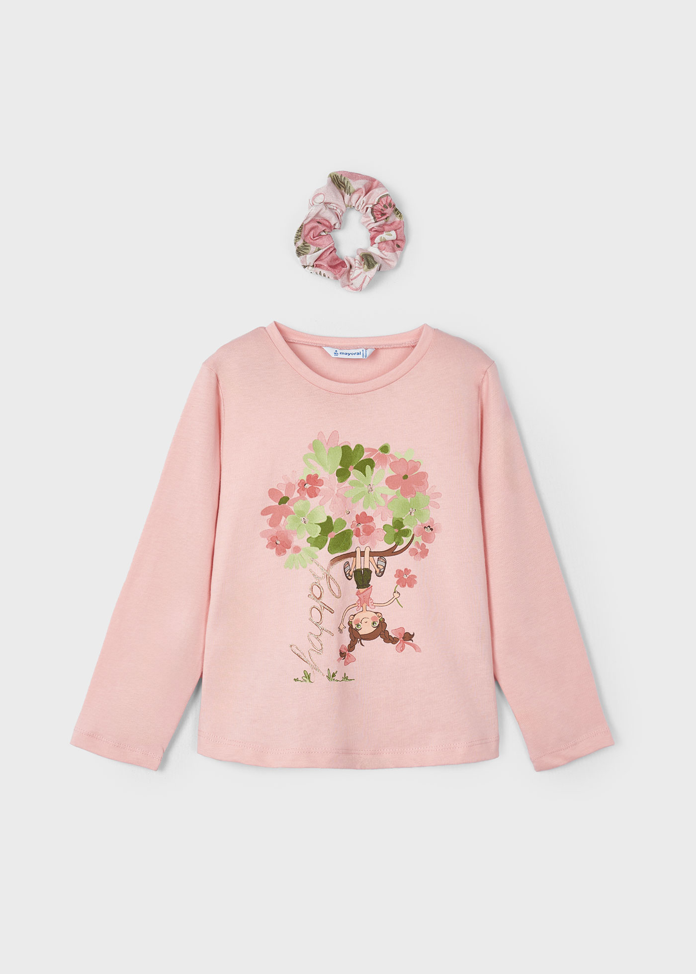 Camiseta infantil Better Cotton com elástico de cabelo.