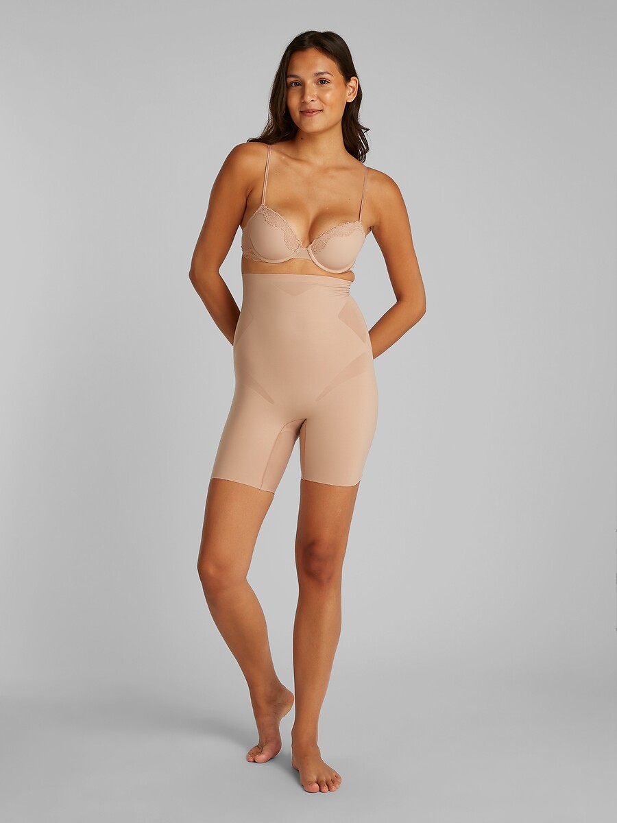 CALVIN KLEIN ROUPA ÍNTIMA<br>Meia-calça modeladora que fica no lugar e se estica