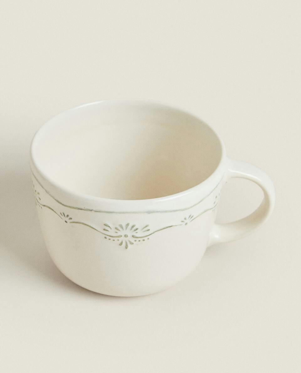 Caneca de café da manhã em cerâmica com desenho natalino em relevo