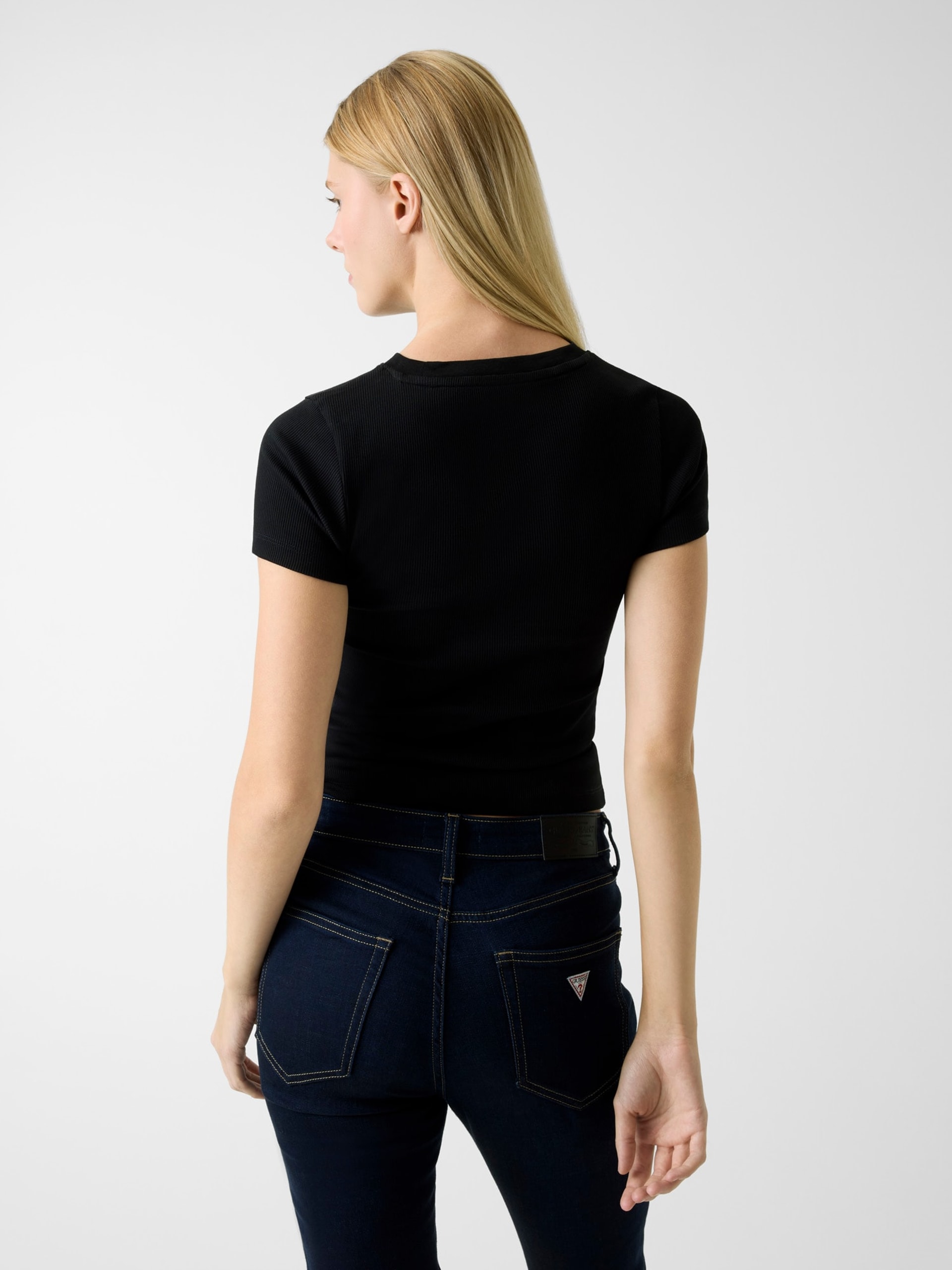 Camiseta com logotipo bordado
