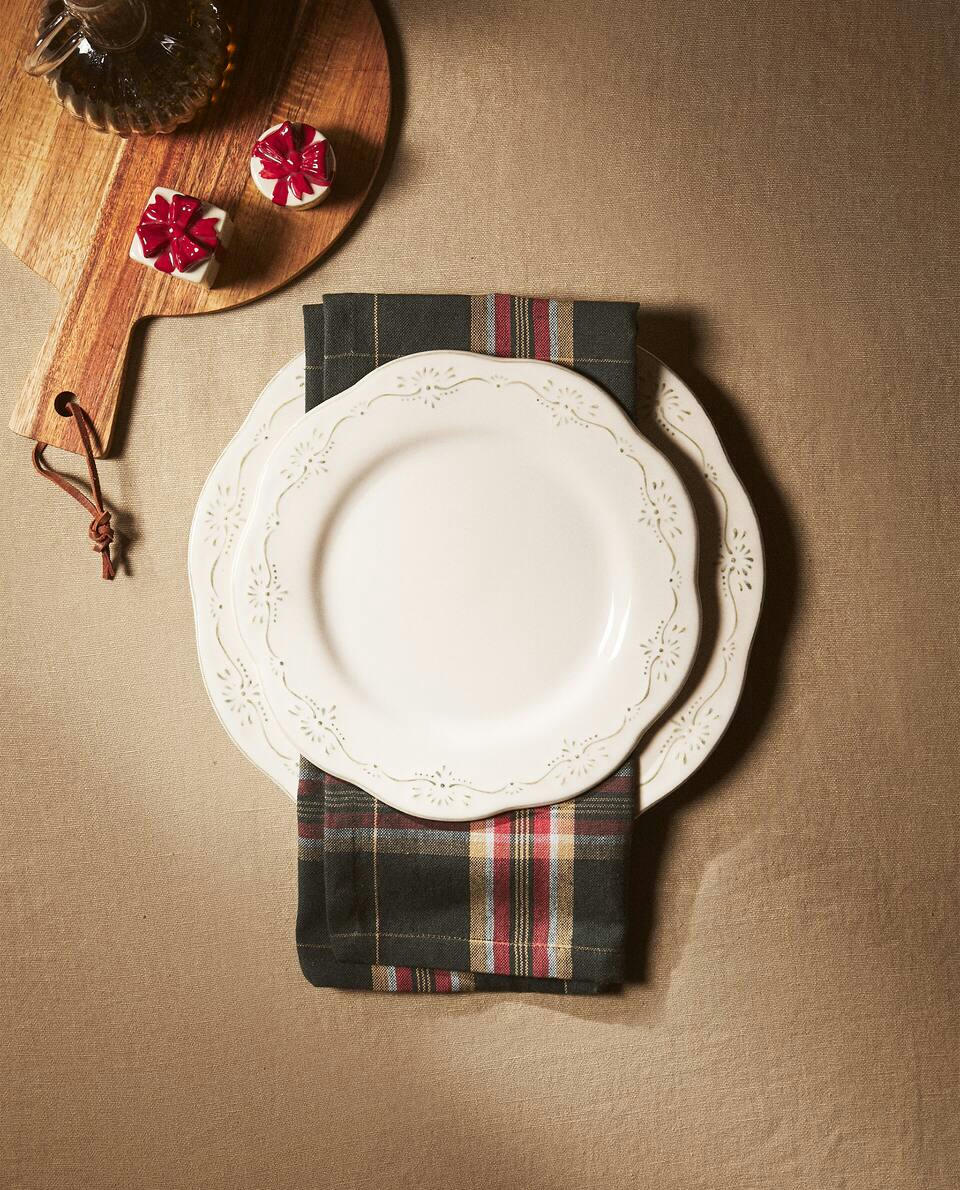 Prato de sobremesa em faiança com decoração natalina em relevo.