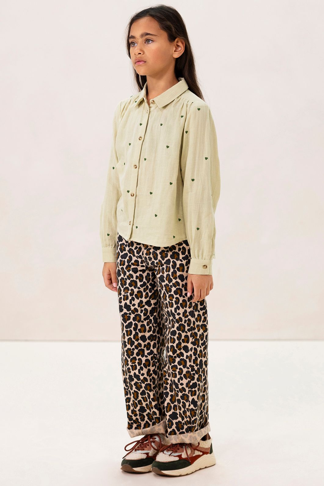 Lichtgroene blouse met geborduurde hartjes