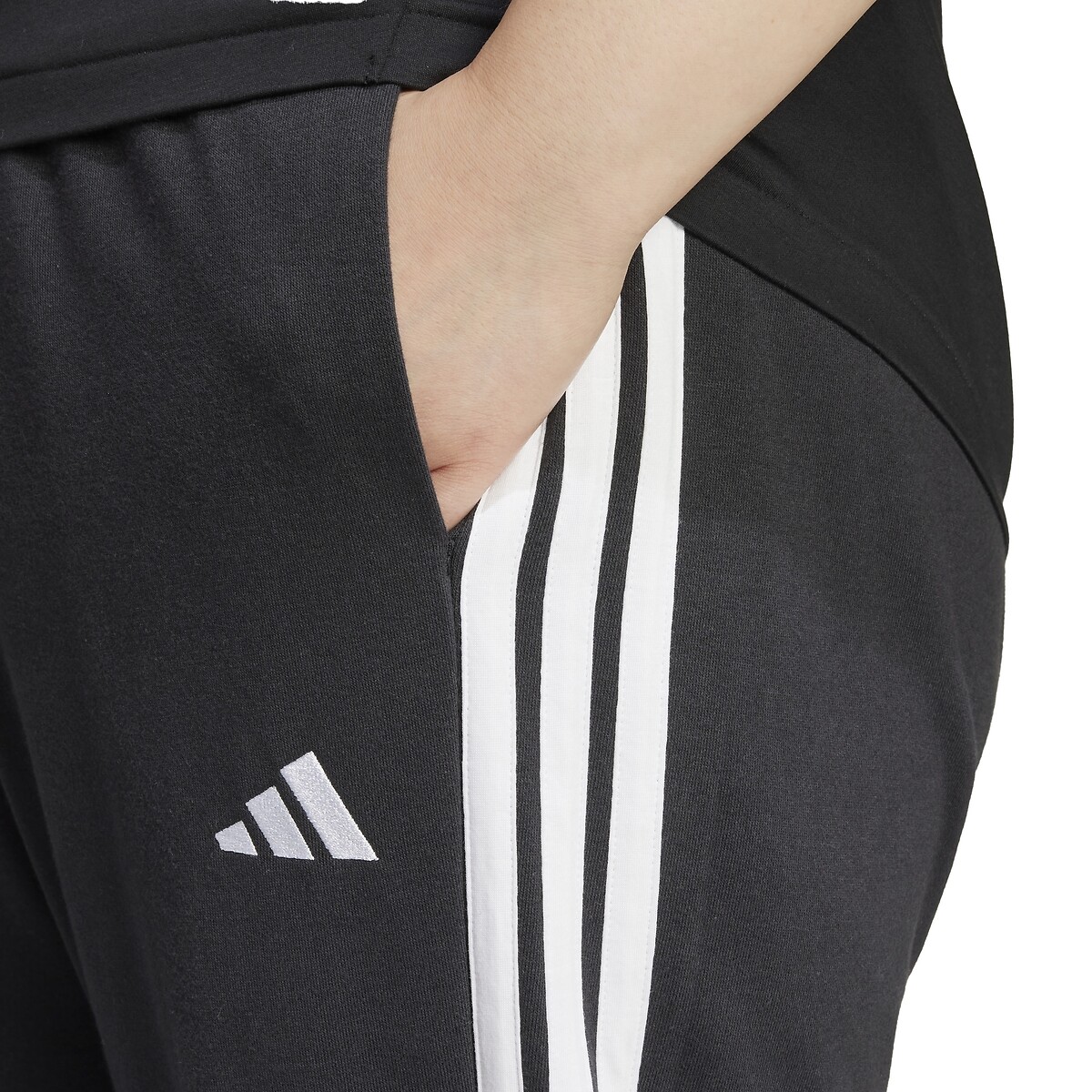 ROUPAS ESPORTIVAS ADIDAS<br>Calça Esportiva Essentials com 3 Listras (Tamanhos Plus)