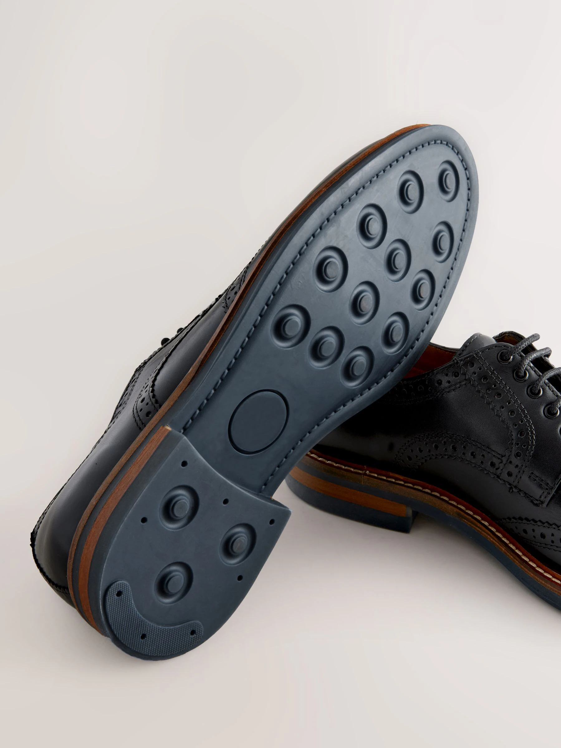 Zwart - Standaard pasvorm - Leren brogues met contrasterende dikke zool