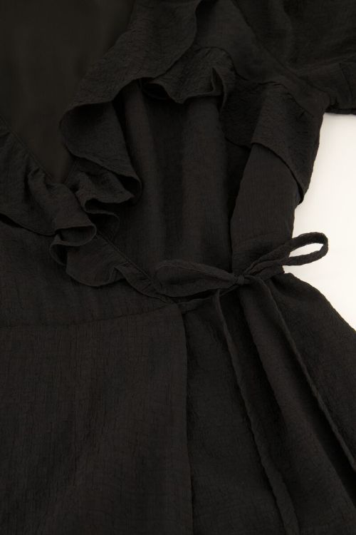 Zwarte wikkeljurk met ruffles