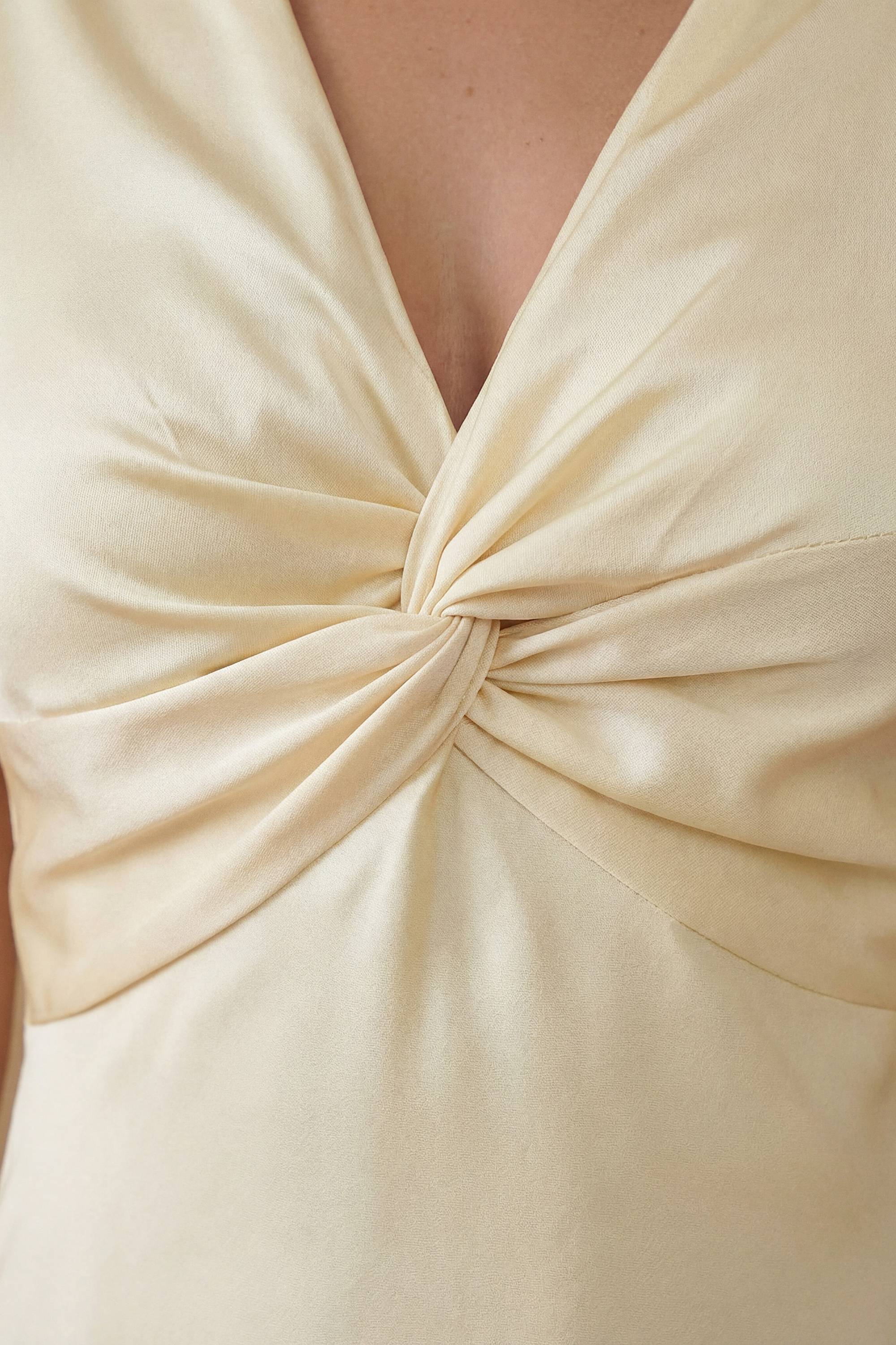 Oasis Robe De Demoiselle D'honneur Mi-longue En Satin Jaune Beurre À Manches Papillon Et Détail Torsadé Devant