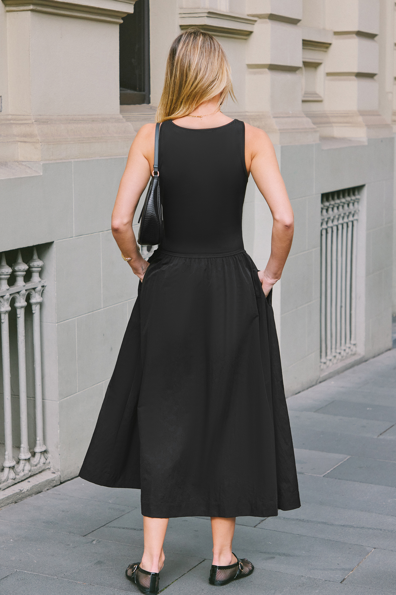 Robe maxi sans manches à col bateau découpée noire