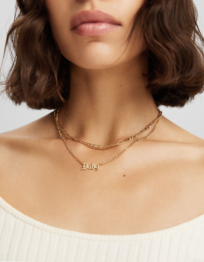 Conjunto de 4 colares com pingente de coração e strass.
