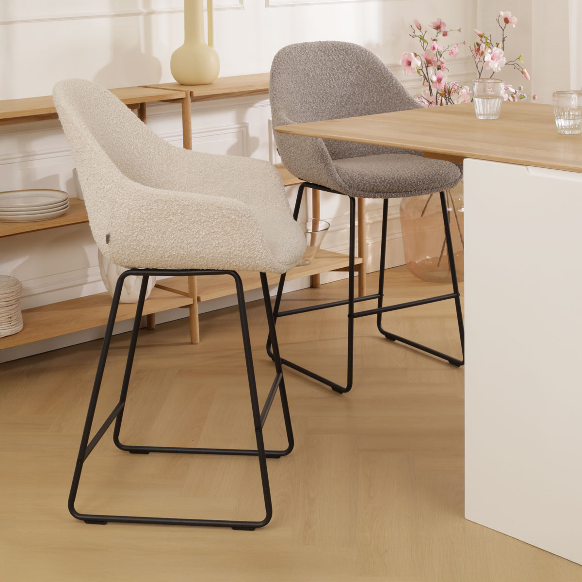 Barkruk Nino-Mae bouclé beige - zwart onderstel - 65 cm