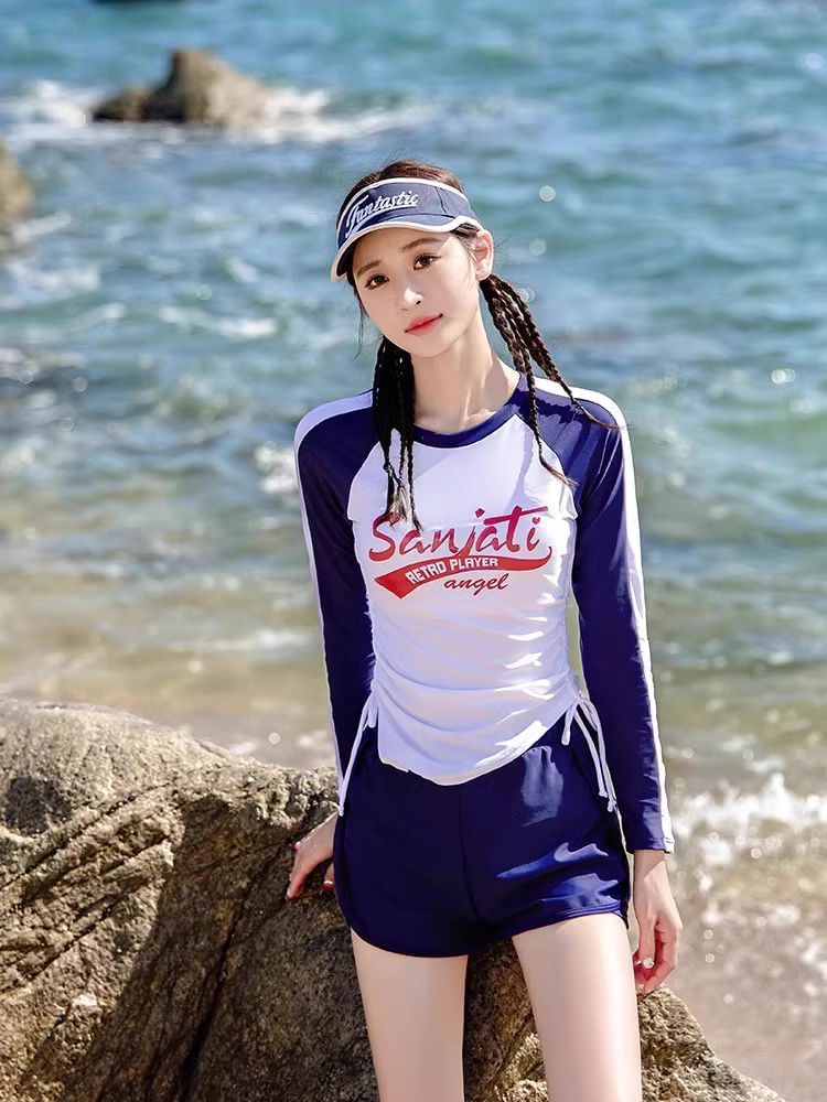 Sancus - Set: Lange mouwen met opdruk, asymmetrische raglanmouwen met trekkoord en rashguard + effen zwemshorts