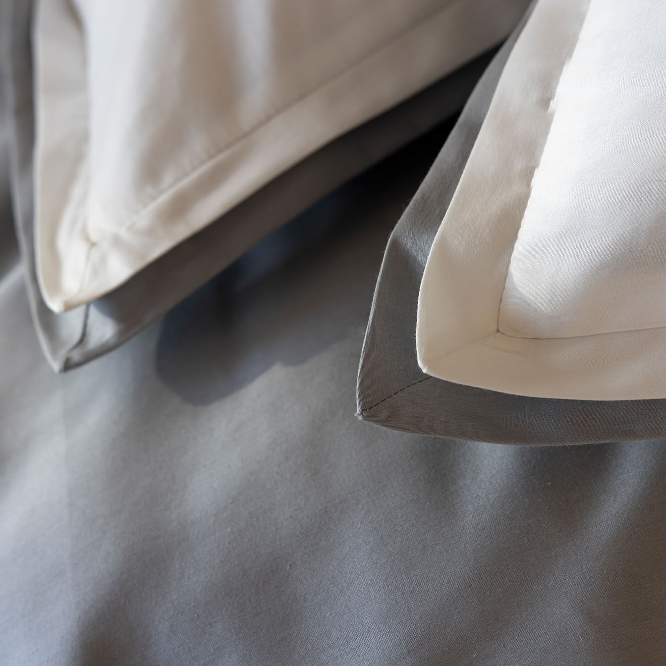Perle de Coton Taie d'oreiller en Satin de Coton Bryant blanc/gris