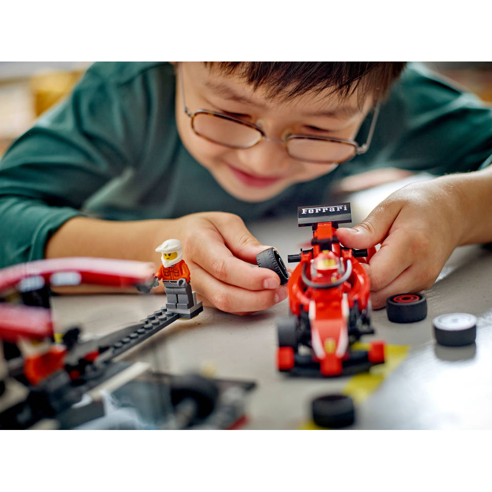 LEGO City F1 pitstop en pitcrew met Ferrari auto 60443