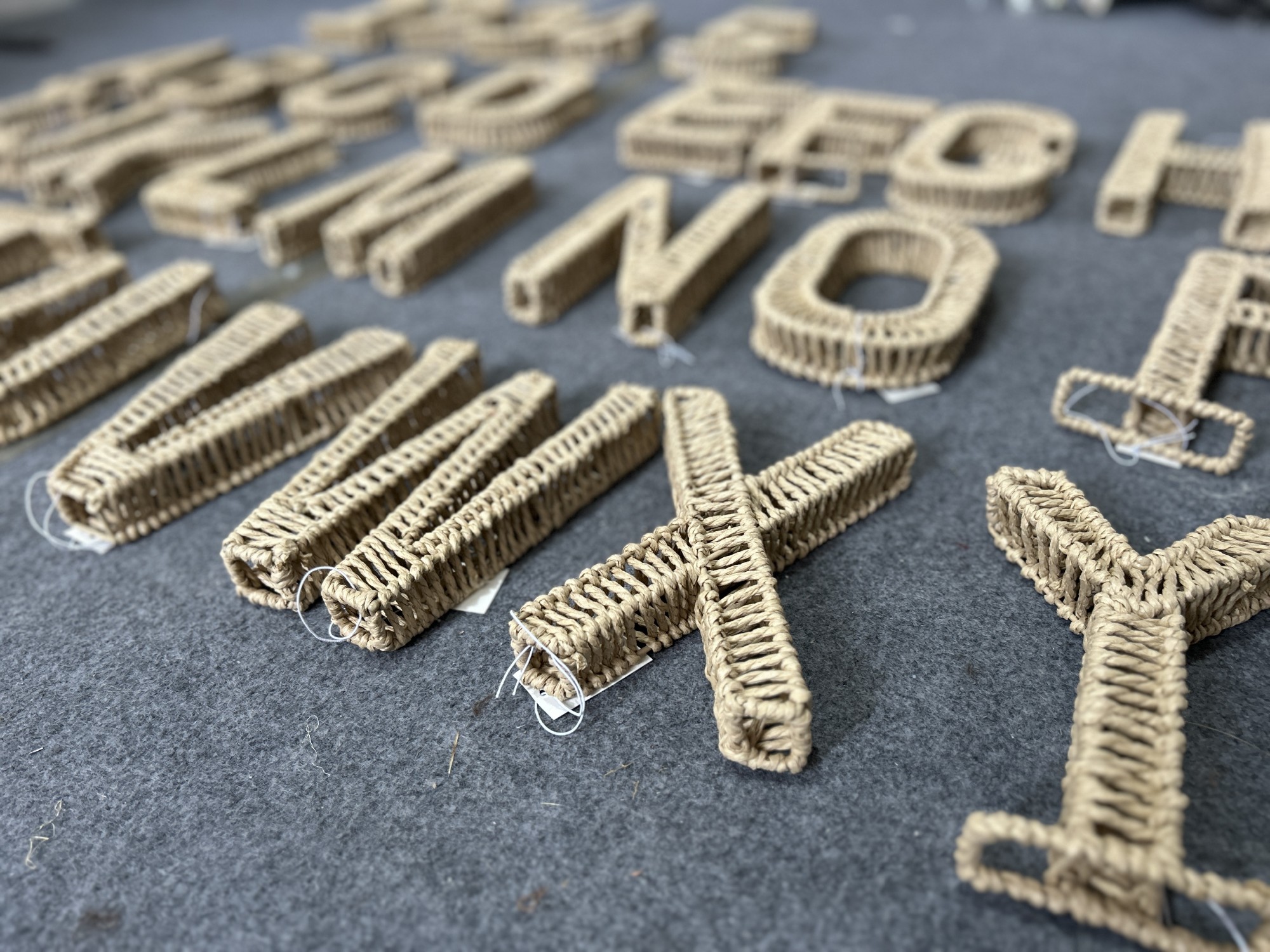 Buchstabe 'X' aus Papiergeflecht, braun, H 20,5 cm, B 12,5 cm, L 3,5 cm von fischer's lagerhaus