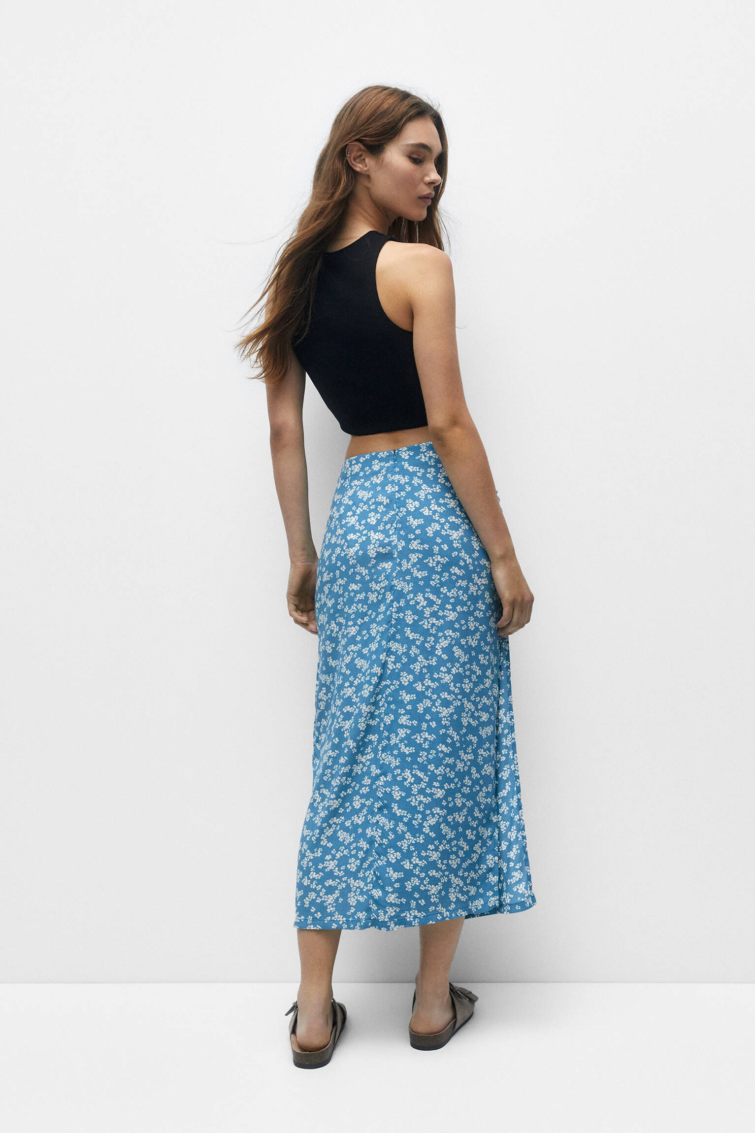SAIA MIDI COM ESTAMPA DE FLORES - AZUL