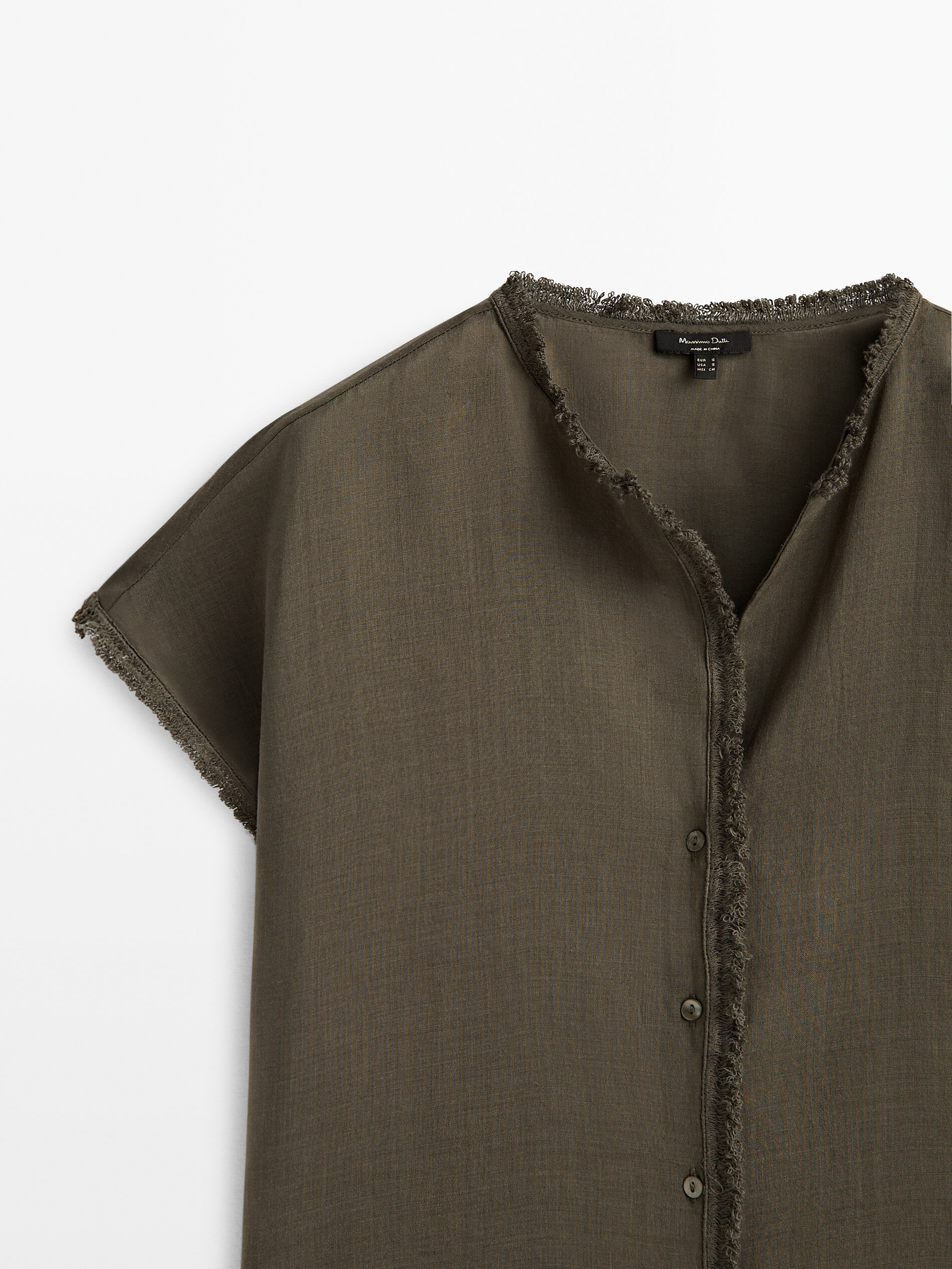 Camisa de manga curta com detalhe para usar por fora da calça - VERDE ESCURO