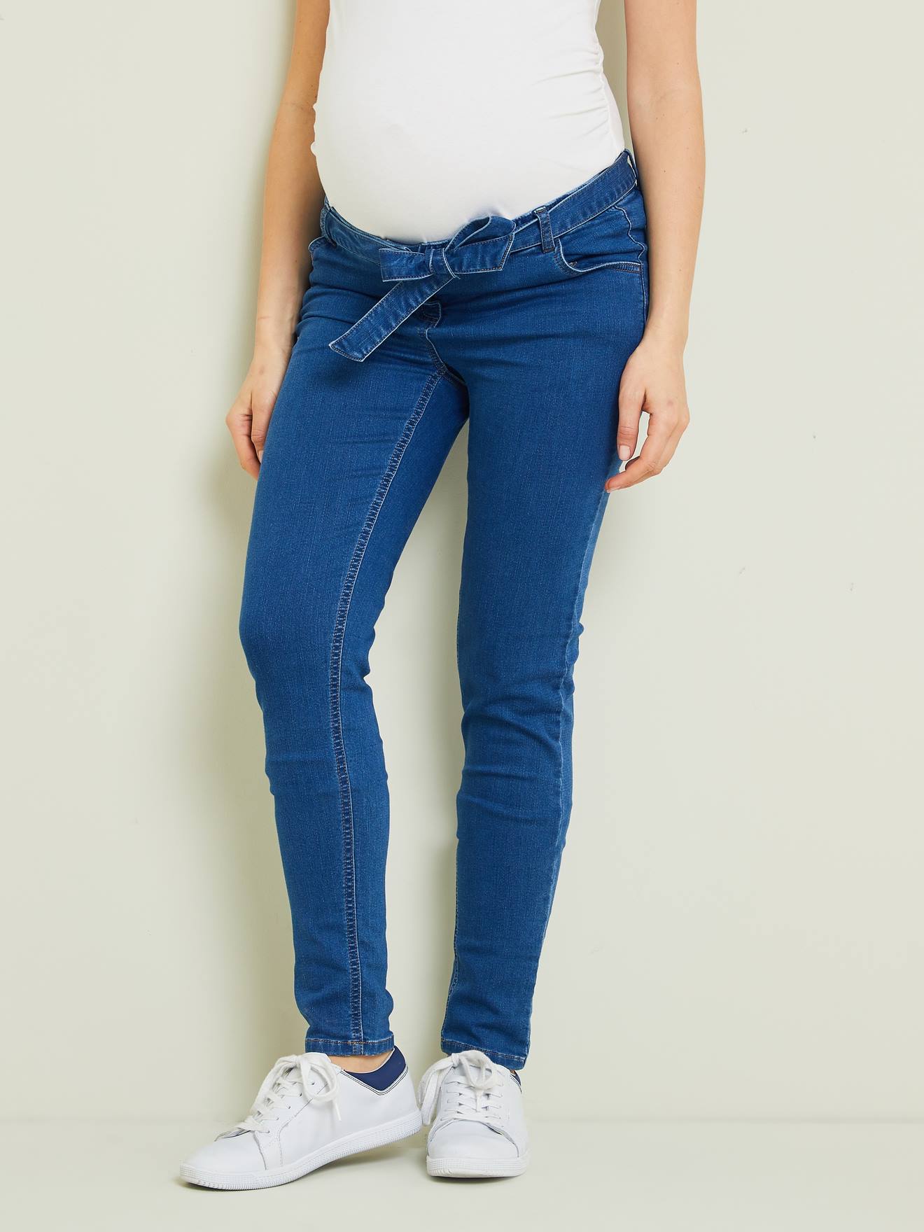Calças de maternidade justas em fleece, estilo jeans de lavagem média, azul
