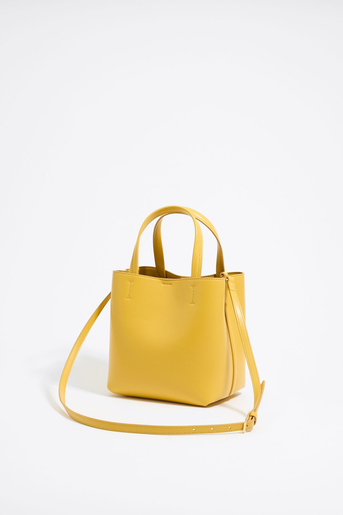 Bolsa pequena de couro amarelo com estampa de Chihuahua