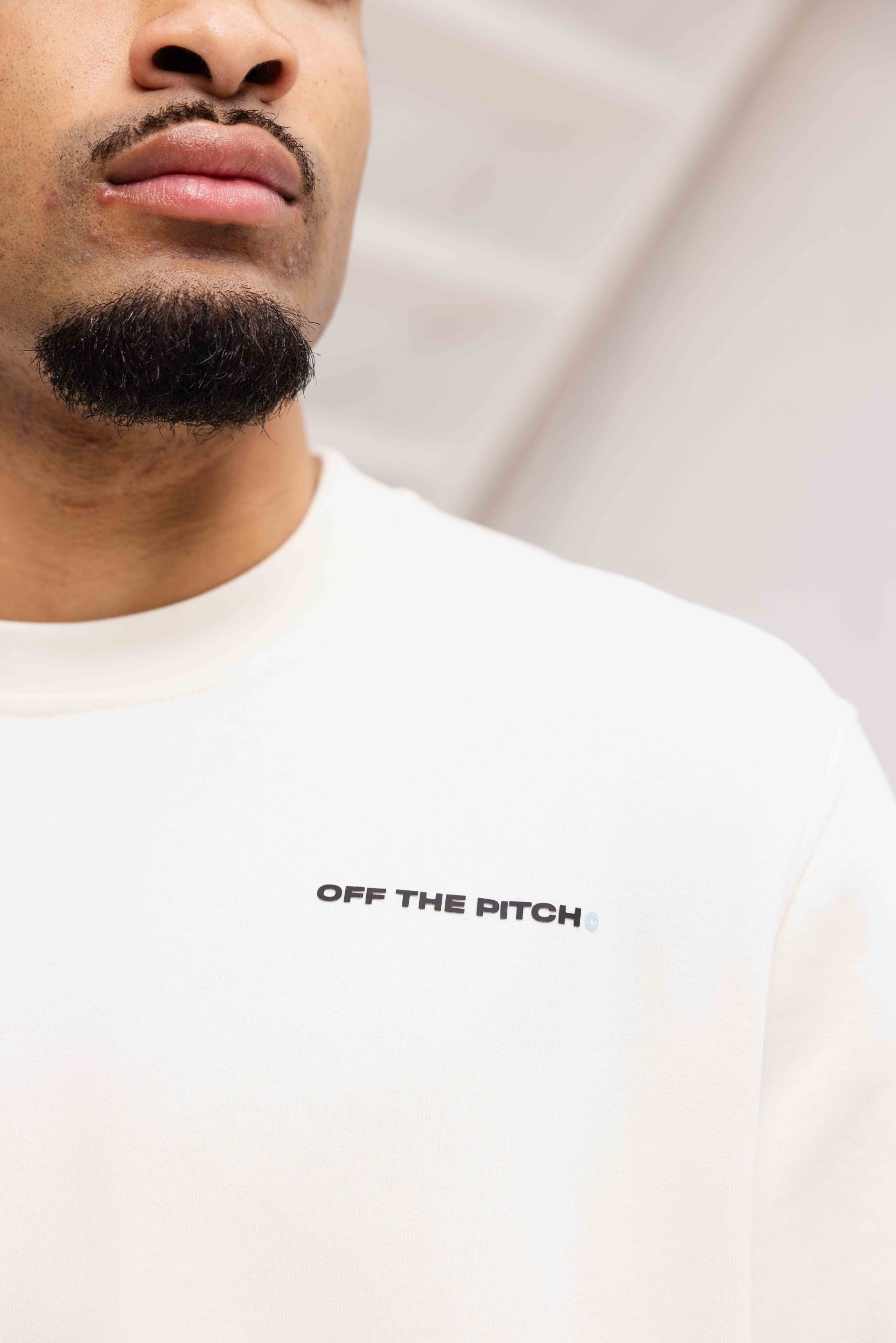 Off The Pitch World Crewneck Heren Gebroken Wit
