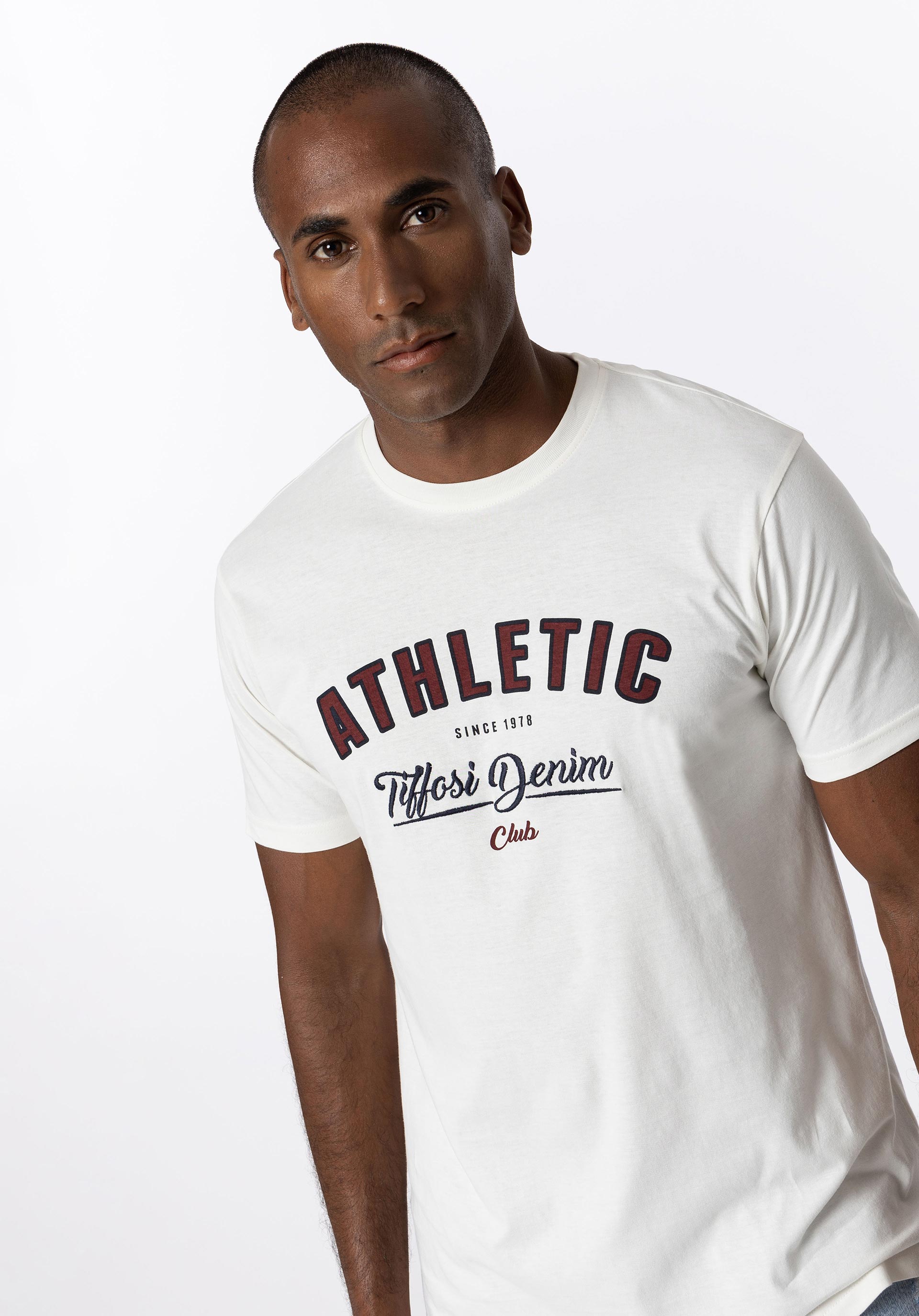 T-shirt com Estampado e Bordado Frontal