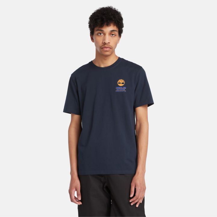 Camiseta masculina estampada para atividades ao ar livre na cor azul marinho.